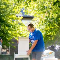 Alumni moving boxes into the dorms.